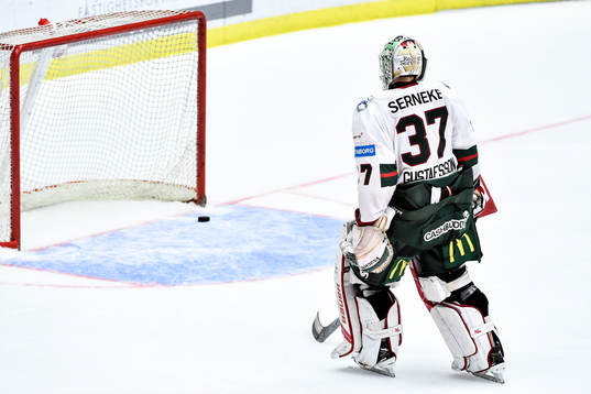 Frölundas målvakt Johan Gustafsson deppar