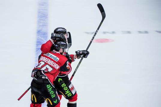 Malmö Redhawks Kim Rosdahl jublar med Axel Wemmenborn