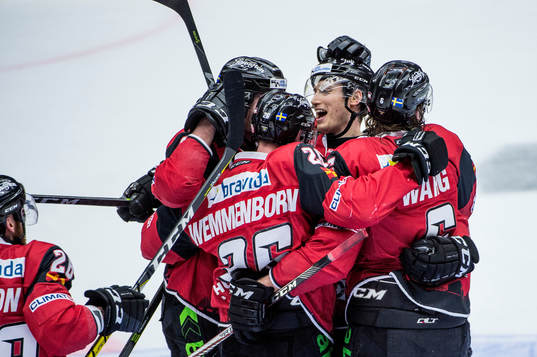 Malmö Redhawks Robin Alvarez i mitten jublar med