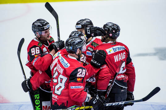 Malmö Redhawks Kim Rosdahl till vänster gör 3-1 och