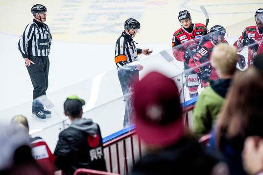 Domarna Ludvig Lundgren och Morgan Johansson lämnar isen