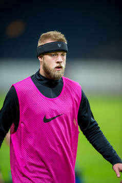 s Daniel Sundgren värmer upp