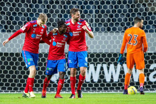 Helsingborgs Mamudo Moro jublar med lagkamrater