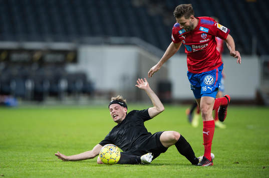 s Daniel Björkman  faller i en närkamp med Helsingborgs