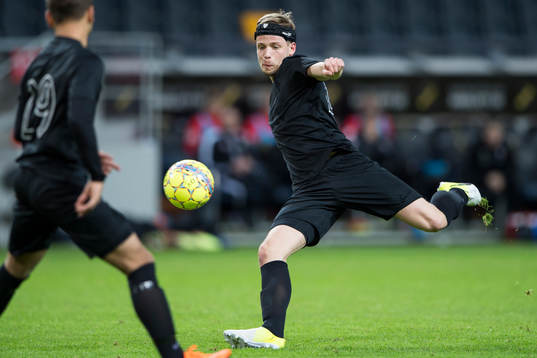 s Daniel Björkman skjuter ett skott