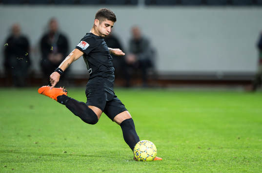 s Nicolas Stefanelli skjuter en straffspark