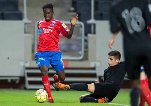 s Nicolas Stefanellis glidtackling