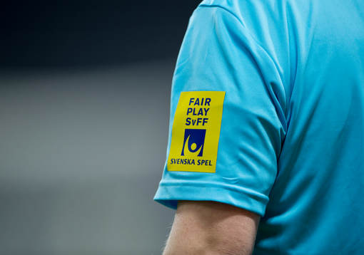 s fair play märke på ärmen av en domartröja