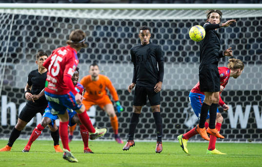 s Bilal Hussein (v) och Kristoffer Olsson hoppar för att