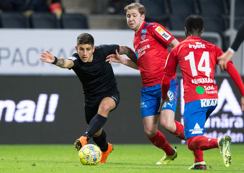 s Nicolas Stefanelli i en närkamp med Helsingborgs Darijan