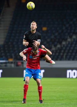 s Per Karlsson i en nickduell mot Helsingborgs Mikael
