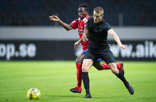 s Rasmus Lindkvist i en närkamp med Helsingborgs Mamudo