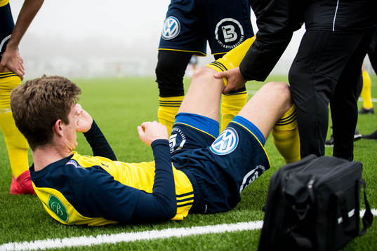 Ängelholms Niklas Svensson får behandling