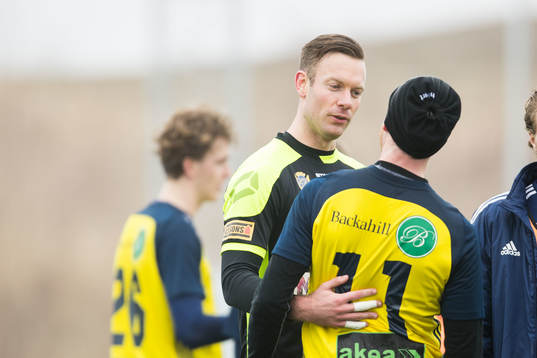 Landskronas målvakt Viktor Noring i diskussion