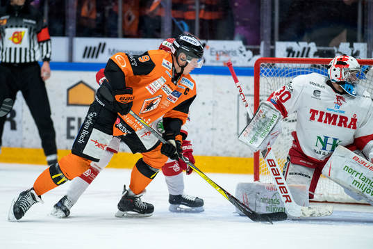 Karlskronas Morten Madsen och Timrås målvakt Henrik