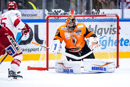Karlskronas målvakt Johan Holmqvist räddar