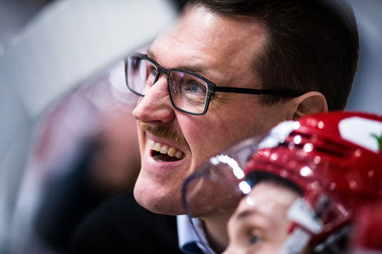 Timrås assisterande tränare Johan Thelin jublar