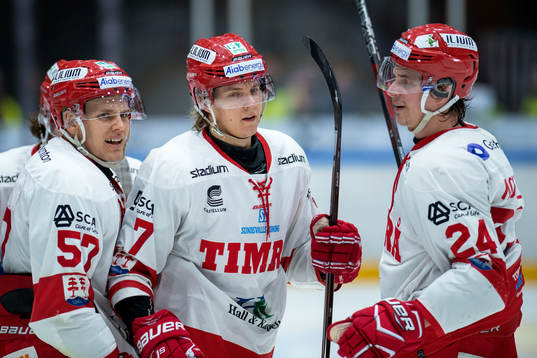 Timrås Marcus Hardegård jublar med lagkamrater