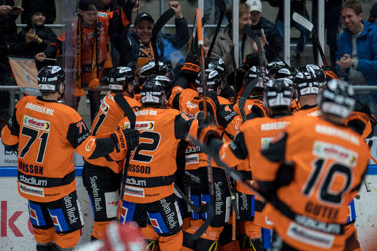 Karlskronas Filip Cruseman jublar med lagkamrater
