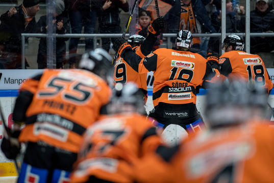 Karlskronas Filip Cruseman jublar med lagkamrater