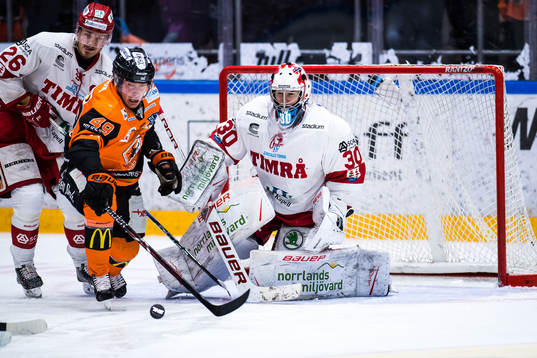 Karlskronas Filip Cruseman  framför Timrås målvakt