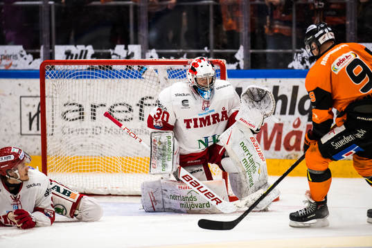Karlskronas Morten Madsen  framför Timrås målvakt Henrik