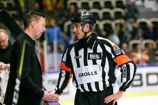 Färjestads tränare Johan Pennerborn pratar med domare