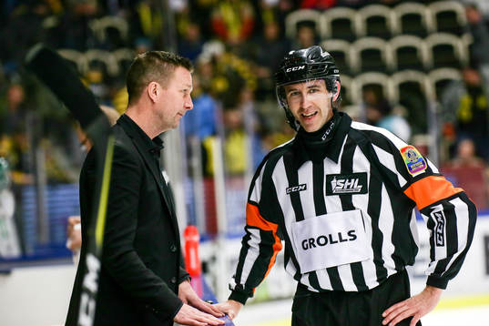 Färjestads tränare Johan Pennerborn pratar med domare