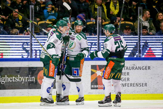 Färjestads Dick Axelsson jublar med lagkamrater