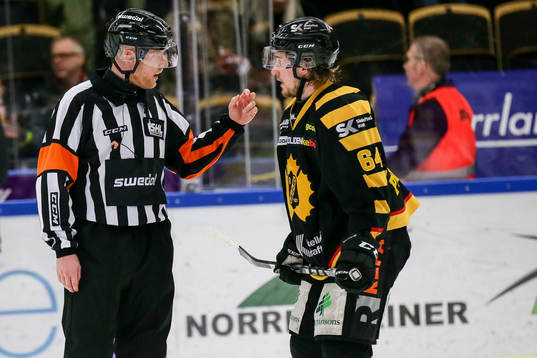 Domare Mikael Holm pratar med Skellefteås Jonathan Pudas