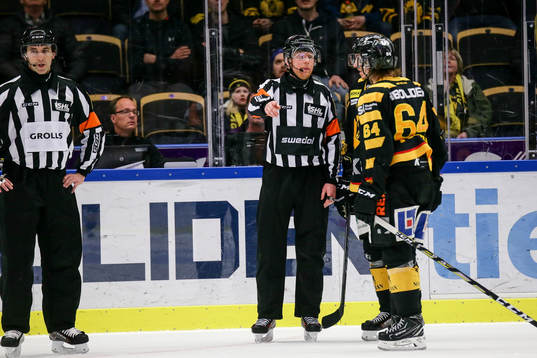 Domare Mikael Holm pratar med Skellefteås Jonathan Pudas