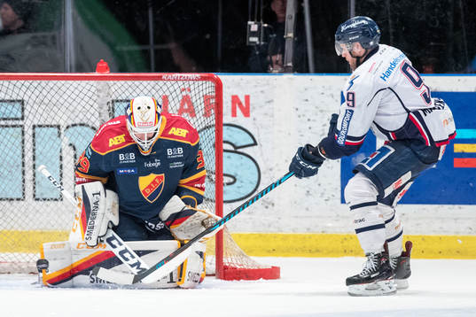 Djurgårdens målvakt Adam Reideborn och Linköpings Tony