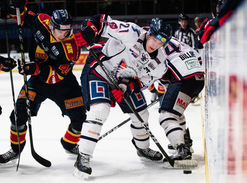 Djurgårdens Lukas Vejdemo i kamp om pucken med Linköpings
