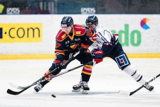 Djurgårdens Jesper Pettersson i kamp om pucken med