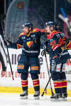 Djurgårdens Mikael Ahlén jublar med lagkamrater