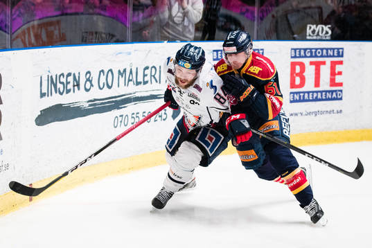 Linköpings Jimmy Andersson i en närkamp med Djurgårdens