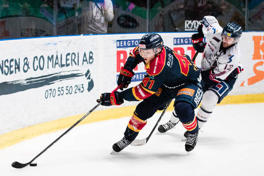 Djurgårdens Alexander Falk jagas av Linköpings Sebastian