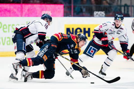 Linköpings Jacob Lilja i kamp om pucken med Djurgårdens