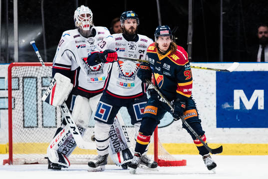 Linköpings Niklas Persson vaktar Djurgårdens Axel Jonsson