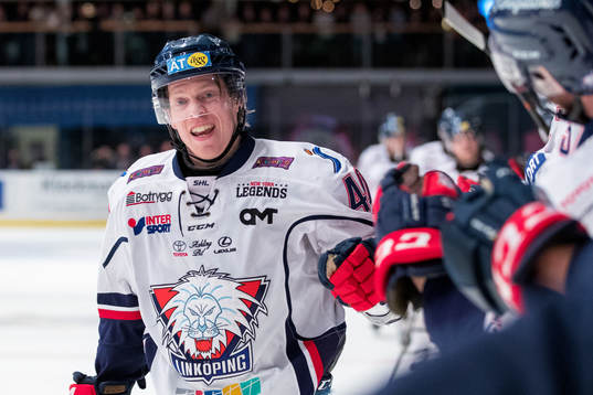 Linköpings Ken André Olimb jublar med lagkamrater
