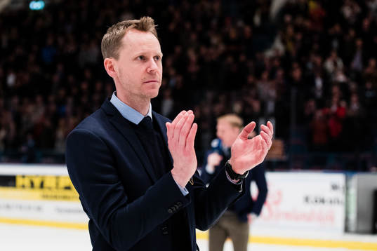 Djurgårdens tränare Robert Ohlsson tackar publiken