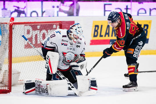 Linköpings målvakt Jonas Gustavsson utmanas av