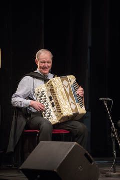 Tord Grip spelar dragspel