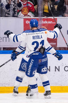 Leksands Alex Friesen jublar med lagkamrater