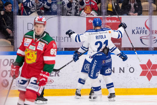 Leksands Alex Friesen jublar med lagkamrater