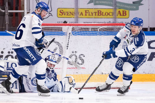 Leksands Daniel Bertov framför Leksands målvakt Tex