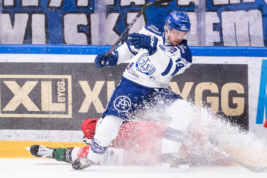 Leksands Oskar Lang tacklar Moras Marcus Fagerudd  i