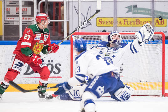 Moras Matt Bailey framför Leksands målvakt Tex