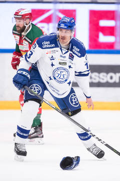 Leksands Jon Knuts  i ishockeymatchen i direktkvalet till