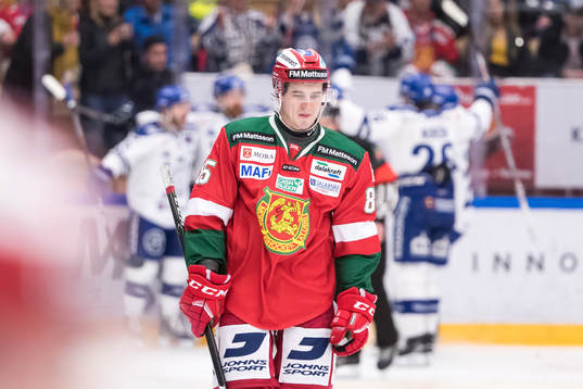 Moras Michael Haga deppar i ishockeymatchen i direktkvalet